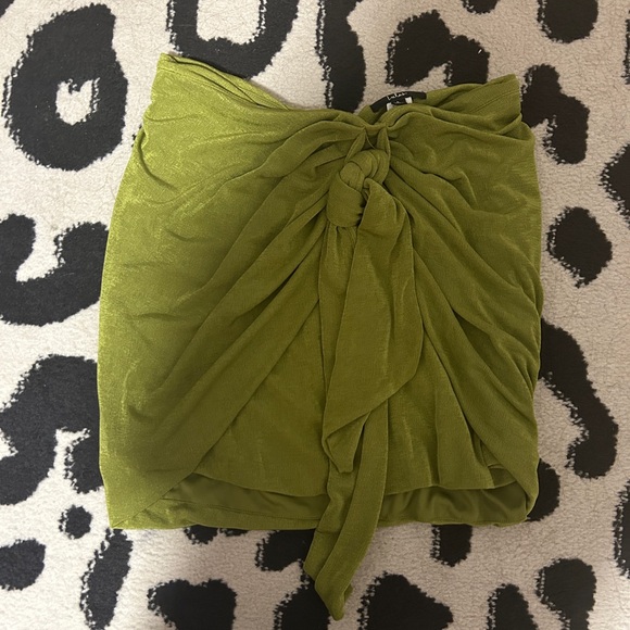 Beachside party shiny green ruched tie-front mini skirt - Picture 6 of 7
